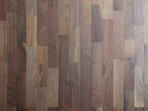 ブラックウォルナット無垢フローリングの美しい木目と色合い