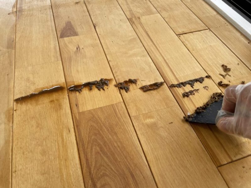 スクレイパーでふやけたワックスを削る様子