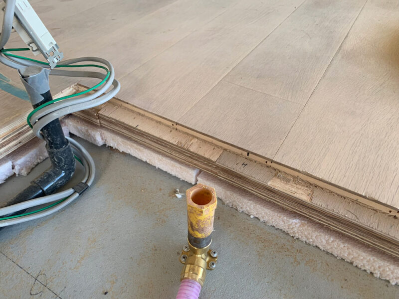 フローリングの断面と床下設備配管