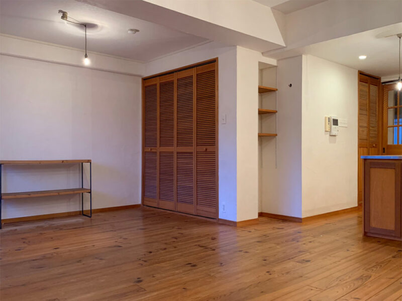 神戸市東灘区マンションのリビングに敷かれた経年変化で濃くなった杉無垢フローリング