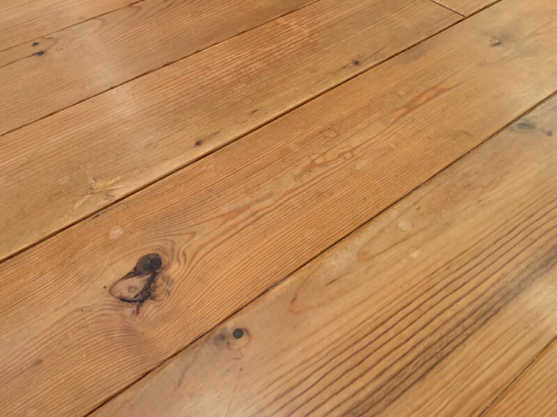 経年で水染みや色ムラが目立つ杉無垢フローリングの表面アップ