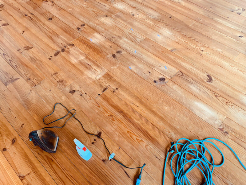 シミや傷が残る杉無垢フローリングの補修前アップ