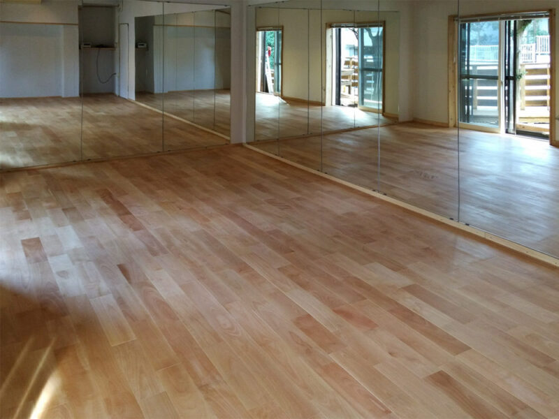 シルバーチェリー（カバザクラ / 樺桜）無垢フローリングを採用した神戸市垂水区のダンスフロア