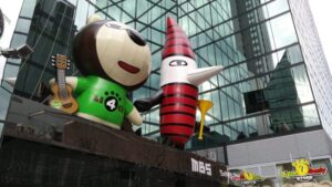 MBS本社ビル外観とキャラクター像｜ラジオスタジオ改修事例