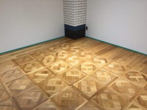 壁際に無垢のオーク材を組み合わせたデザインパーケットの仕上がり