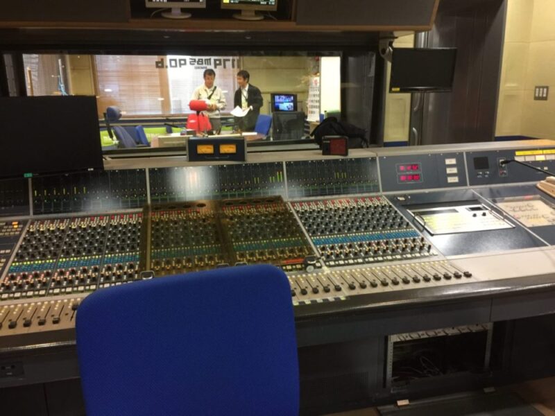 MBSラジオ放送スタジオのミキサー室と音響設備