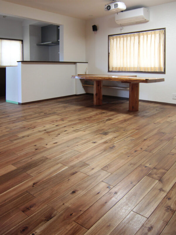 大阪府高槻市の一戸建てリノベーションで施工されたアカシア乱尺無垢フローリングのリビング全景