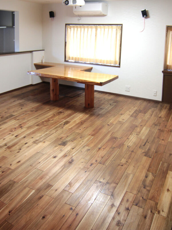 大阪府高槻市の一戸建てリノベーションでアカシア乱尺無垢フローリングを施工したリビングダイニング全景