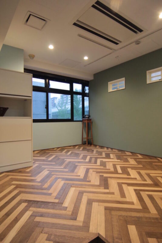 大阪市中央区の不動産会社オフィスに採用された直貼り対応オークヘリンボーン複合フローリング