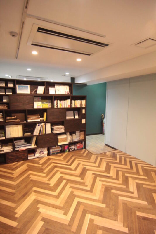 大阪市中央区不動産会社オフィスに設置されたオークヘリンボーン複合フローリングと本棚