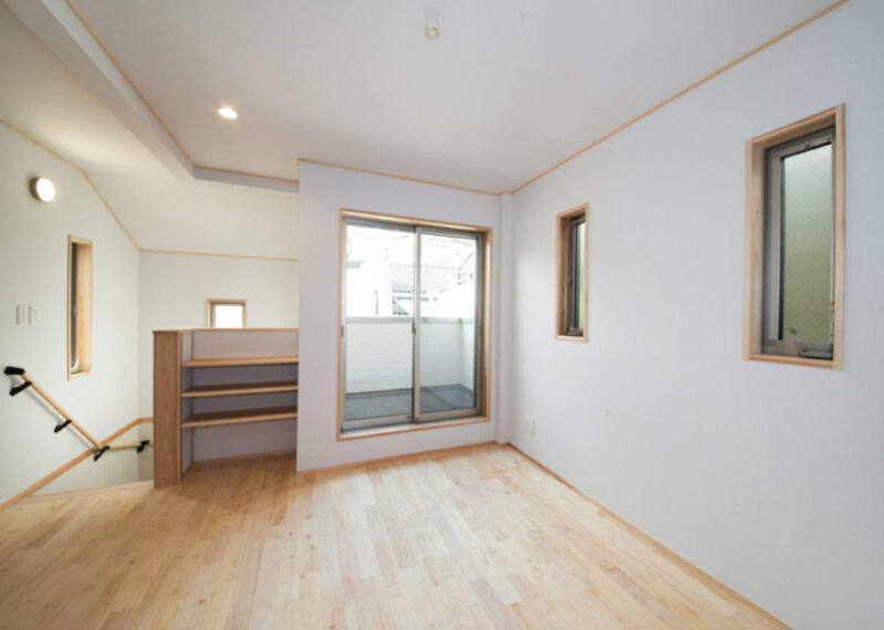 シルバーチェリー無垢フローリングを施工した2階ホールとバルコニー