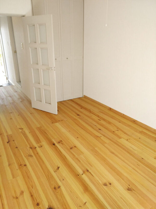 神戸市北区カレッジハイツIの賃貸物件に施工したボルドーパイン無垢フローリングと白いドア