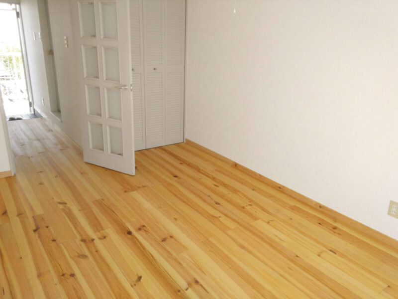 神戸市北区カレッジハイツIのワンルーム全体に敷かれたボルドーパイン無垢フローリング