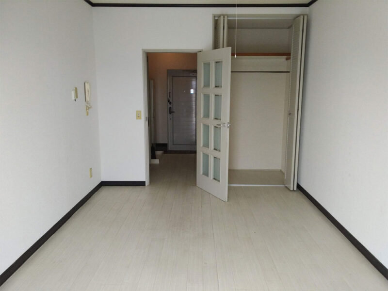 施工前の神戸市北区カレッジハイツI、白いクッションフロアの室内