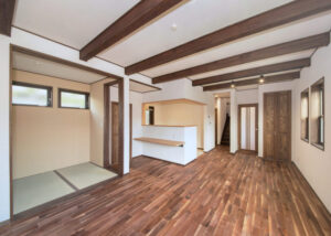 ブラックウォルナット無垢フローリングを採用した新築リビングと和室