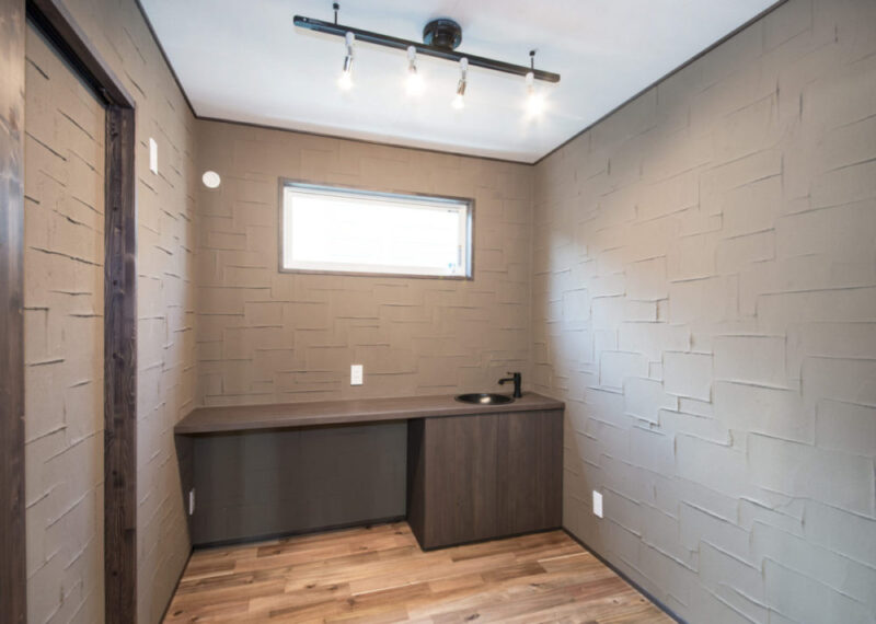 アカシア無垢フローリングとグレイッシュな壁で仕上げた落ち着きのあるワークスペース