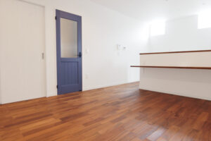 滋賀県甲賀市の新築一戸建てリビングに施工されたミャンマーチーク無垢フローリング