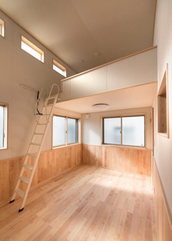 大きな窓から光が差し込むシルバーチェリー無垢フローリングのリビング空間