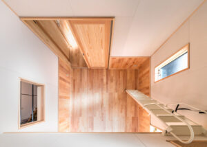 シルバーチェリー無垢フローリングをロフトまで敷き詰めた明るい室内