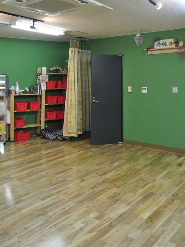 大阪府門真市のヨガスタジオに施工されたアッシュ（タモ）無垢フローリングの室内写真