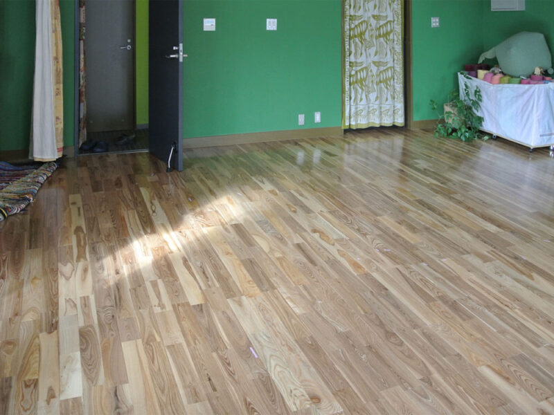 アッシュ無垢フローリングを敷き詰めたヨガスタジオの施工事例（大阪府門真市）
