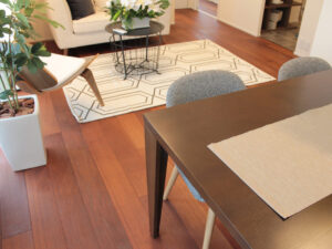 メルバウ一枚もの無垢フローリングが広がるリビングダイニング｜大阪市淀川区の施工事例