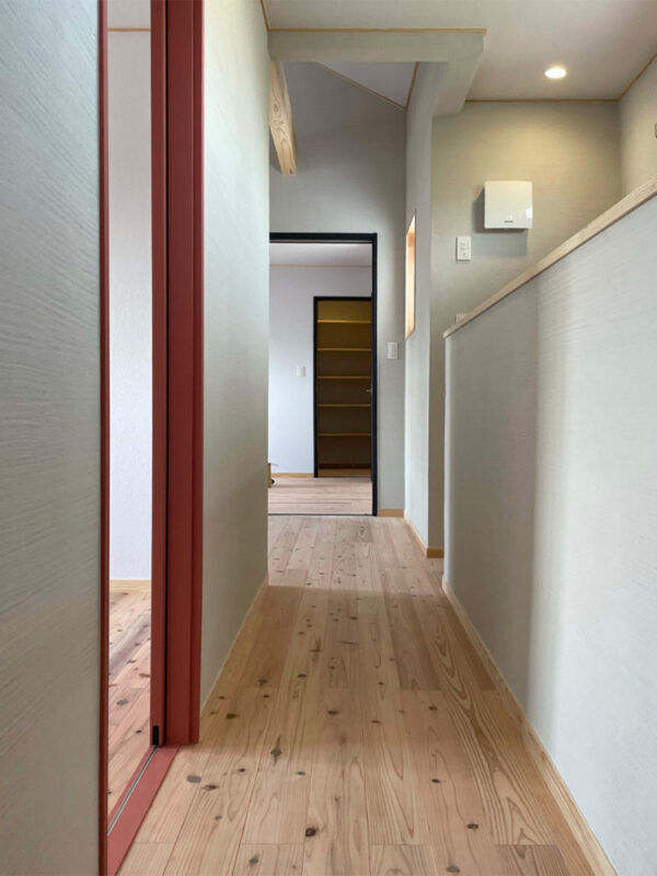 奈良県産吉野杉を使った一枚ものフローリングが広がる廊下空間