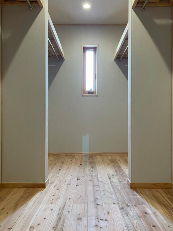 吉野杉一枚もの無垢フローリングを採用したウォークインクローゼット