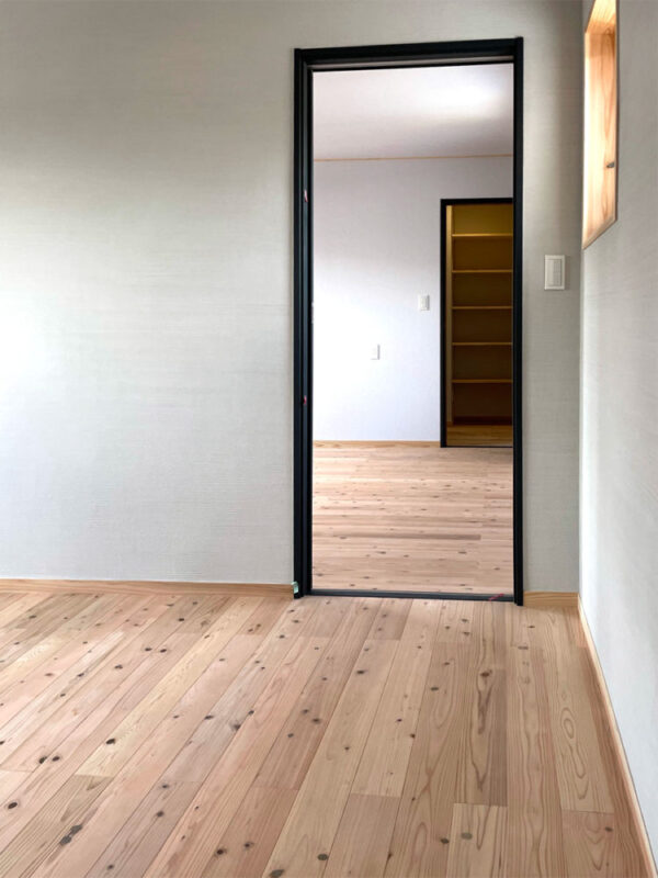 奈良県産吉野杉を使用した無垢フローリングが広がる新築一戸建ての居室