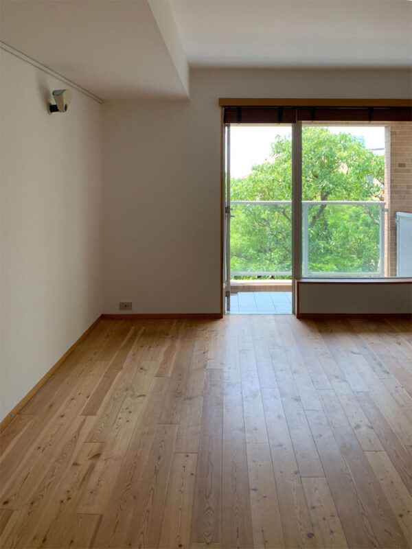 補修前のノルディックパイン無垢フローリングが敷かれたリビング