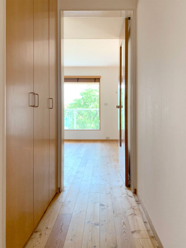 補修完了後、廊下に続くノルディックパイン無垢フローリング