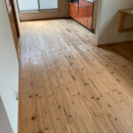 全体的に傷と汚れが蓄積した杉 無垢フローリング