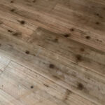 色むらと劣化が進んだ杉 無垢フローリング