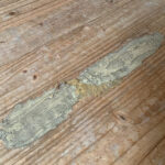 大きくえぐれた部分をパテ埋めした杉 無垢フローリング