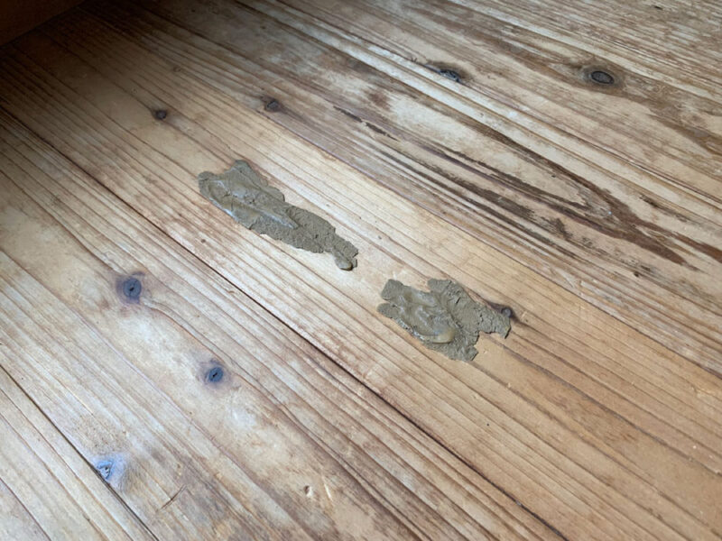 DIY補修跡が残る杉 無垢フローリングの劣化部分