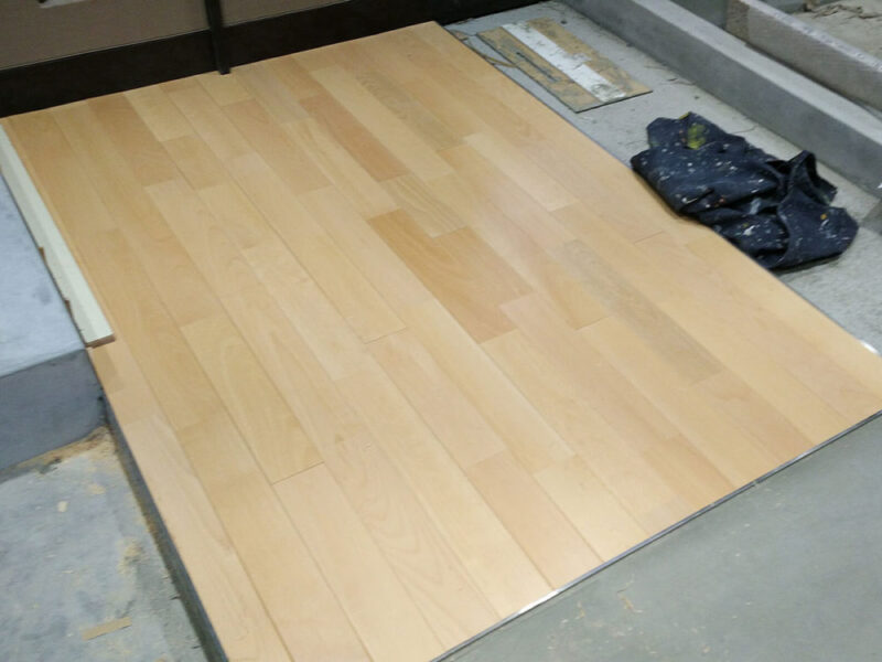 施工が完了した東映 京都撮影所の足音収録専用フロア。ビーチ無垢フローリング【ナチュラル】を自然塗料で仕上げた空間。