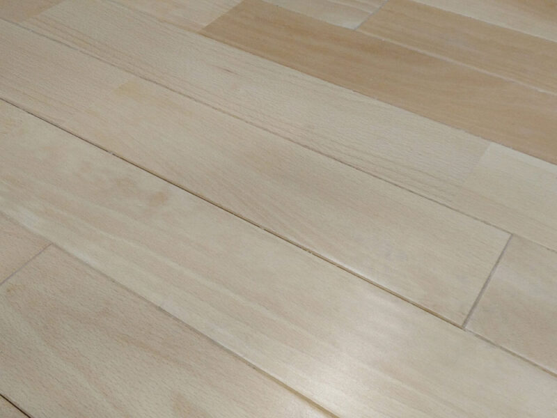 ビーチ（ブナ / 山毛欅）無垢フローリング【ナチュラル】の表情。淡いベージュからピンクがかった色合いが特徴的。