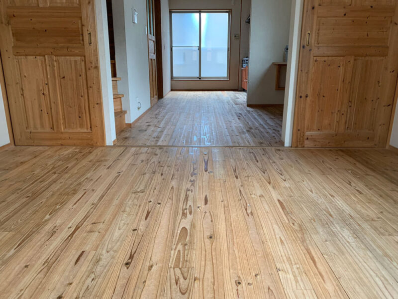 広範囲に汚れと傷が目立つ杉 無垢フローリングの室内全景