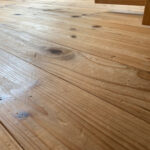 傷や凹みが目立つ杉 無垢フローリング表面