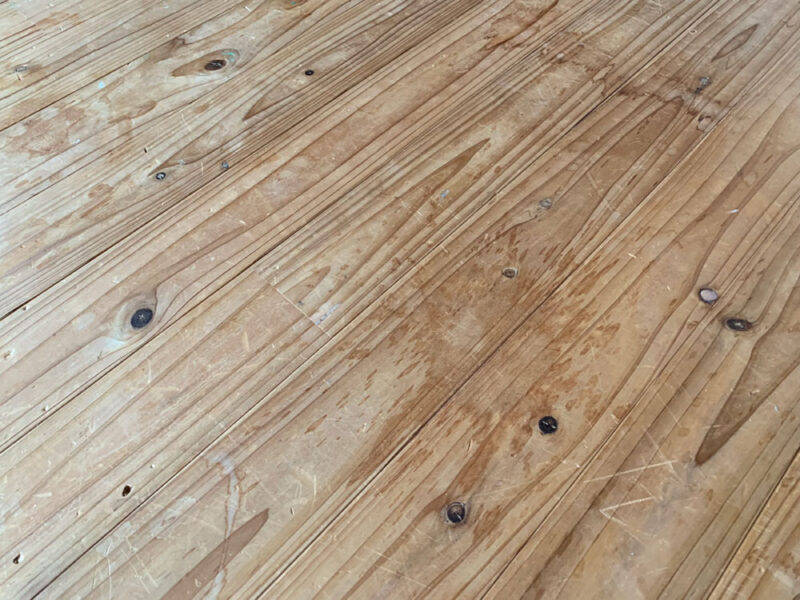 染みや汚れが付着した杉 無垢フローリング