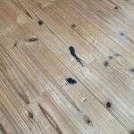 黒い染みが目立つ杉 無垢フローリングの劣化箇所