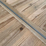 床見切り部分に劣化が進んだ杉 無垢フローリング