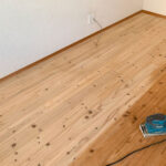 研磨によって表面が綺麗になった杉の床