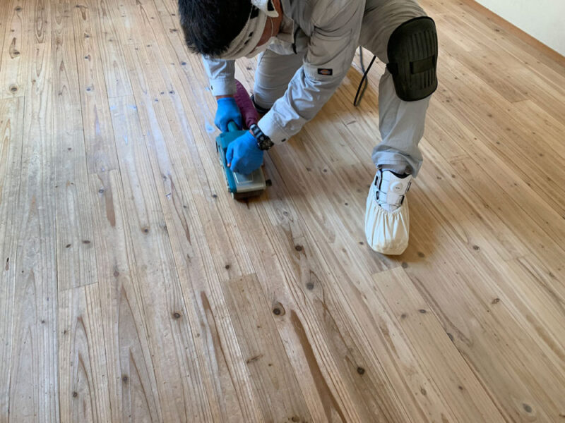 オービタルサンダーで仕上げ研磨をする職人