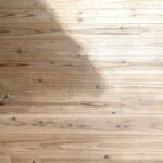 研磨の途中で色の違いがはっきり見える杉フローリング