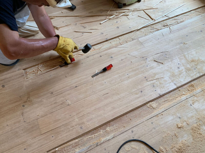 劣化が激しいフローリング材を張り替える作業