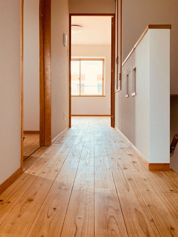 光を反射する美しい杉無垢フローリングの廊下