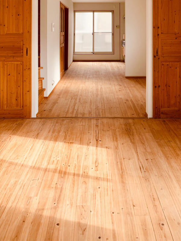 完全に再生された杉無垢フローリングのリビング