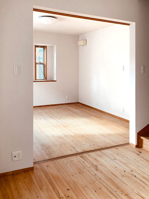 再生された無垢フローリングの洋室