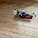 床研磨に使用するマキタ製ベルトサンダー